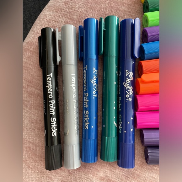 Tempera paint sticks no box but barely used - Picture 4 of 4